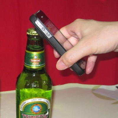 Plastmasas Apple iPhone 4, 4S apvalks ar iebūvētu pudeles attaisāmo / Vacins.lv