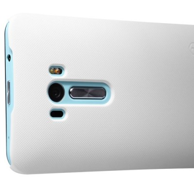 Asus Zenfone Selfie (ZD551KL) Nillkin Frosted Shield baltas plastikinis dėklas + apsauginė ekrano plėvelė / Priedai.lt