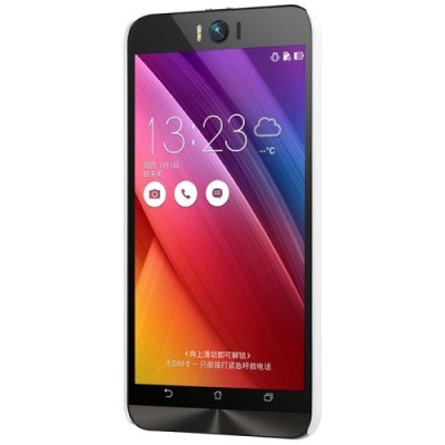 Asus Zenfone Selfie (ZD551KL) Nillkin Frosted Shield baltas plastikinis dėklas + apsauginė ekrano plėvelė / Priedai.lt