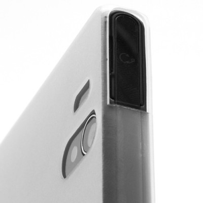 Sony Xperia Z pasaulē planākais balts futrālis / Vacins.lv